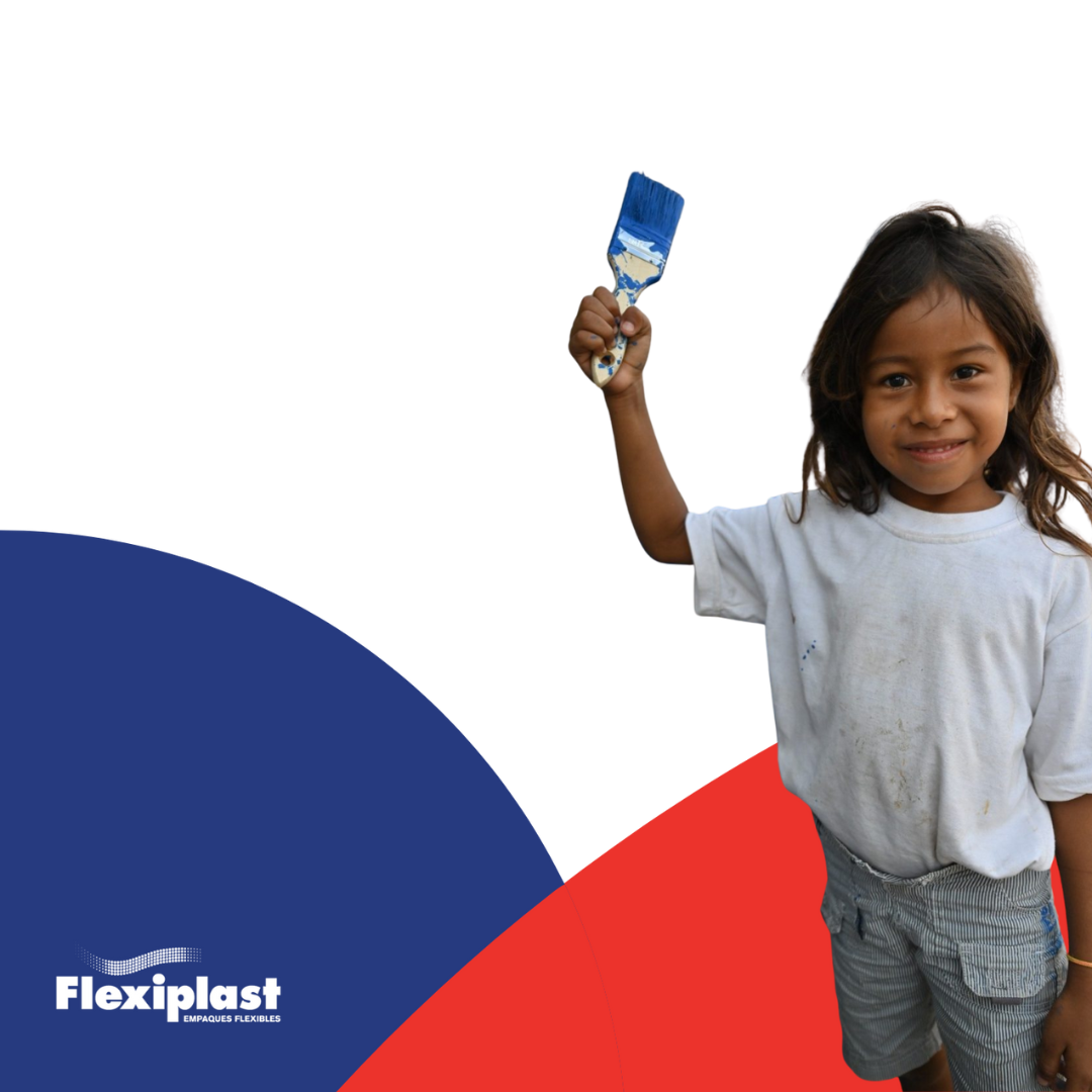 Flexiplast Revista Niña pintando con brocha en la mano, Caemba, Construcción de casas a familias necesitadas en Esmeraldas