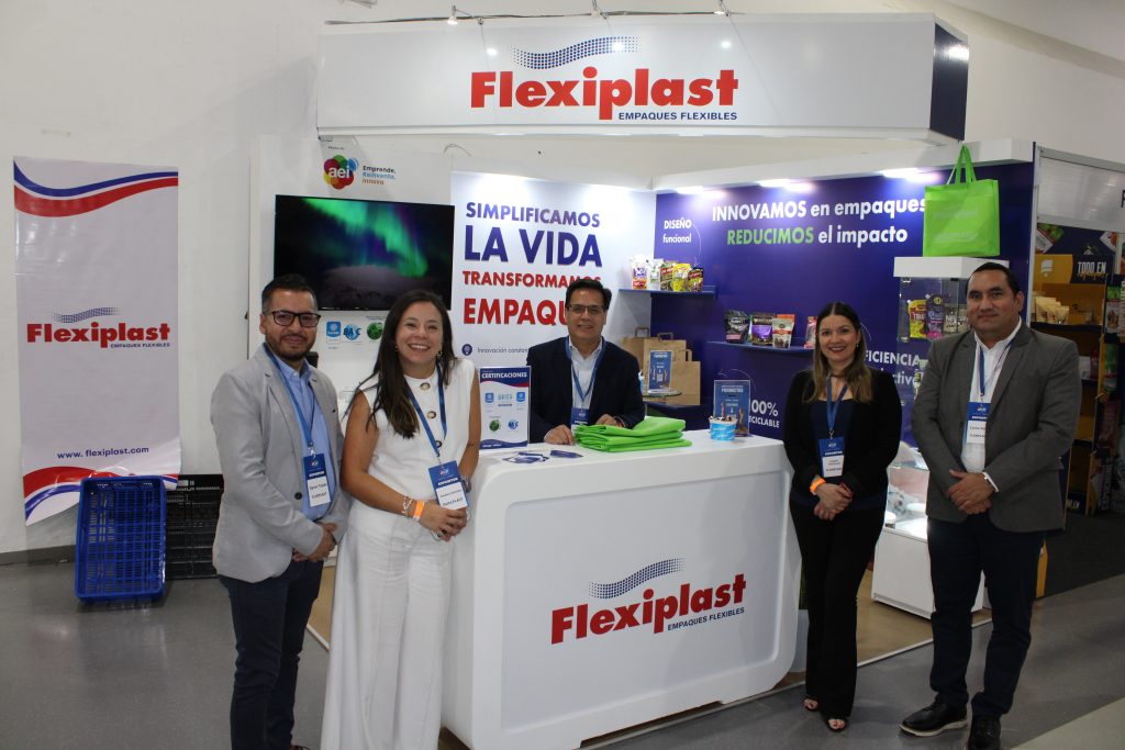 Stand de Flexiplast en la Feria Iplas 2025 en Guayaquil, presentando productos innovadores y sostenibles