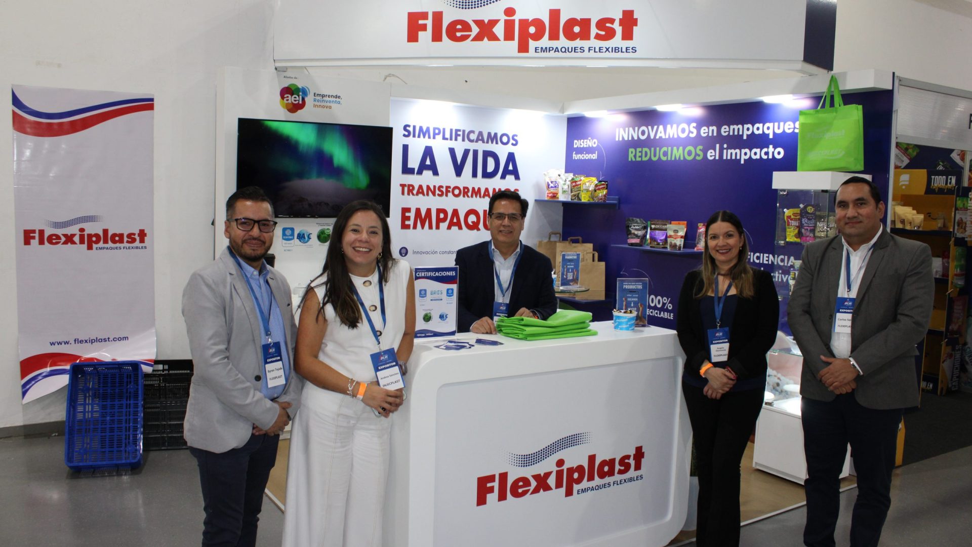 Stand de Flexiplast en la Feria Iplas 2025 en Guayaquil, presentando productos innovadores y sostenibles