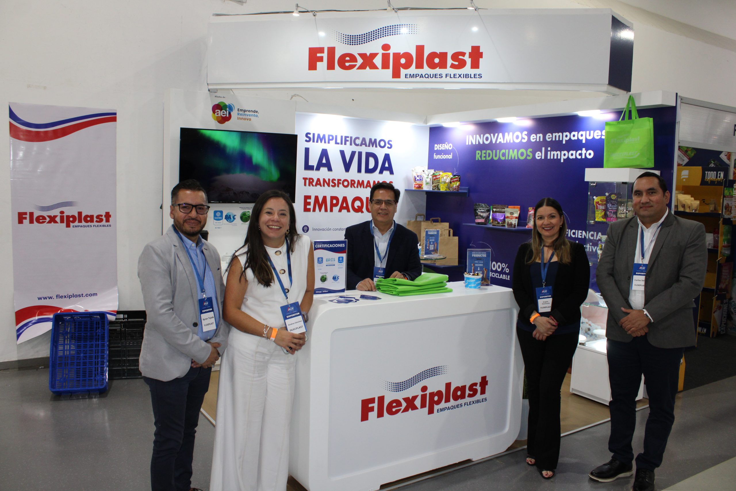 Stand de Flexiplast en la Feria Iplas 2025 en Guayaquil, presentando productos innovadores y sostenibles